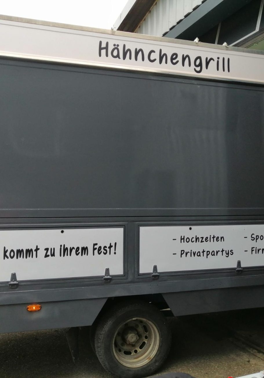 Seitenansicht eines Grillwagens mit umfangreicher Beschriftung und Grafiken