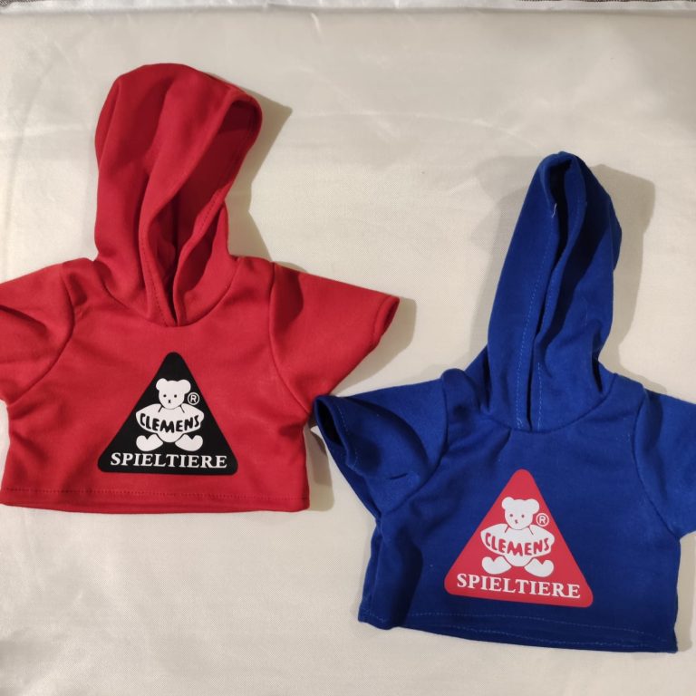 Roter und blauer Kinderhoodie mit einem Dreieck und einem Logo in der Mitte.