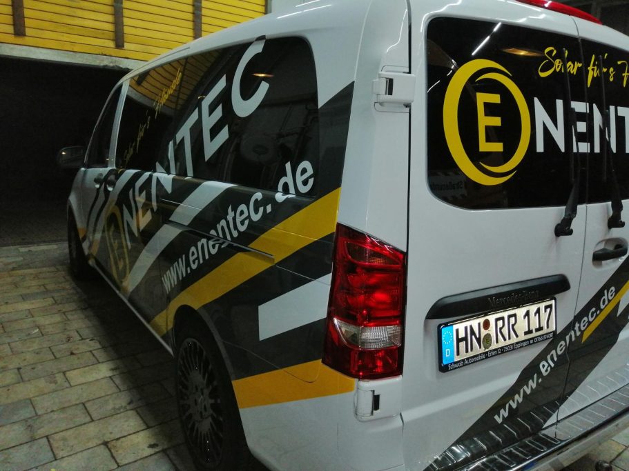 Transportfahrzeug mit auffälliger Werbung für Enentec, inklusive Website-Adresse.